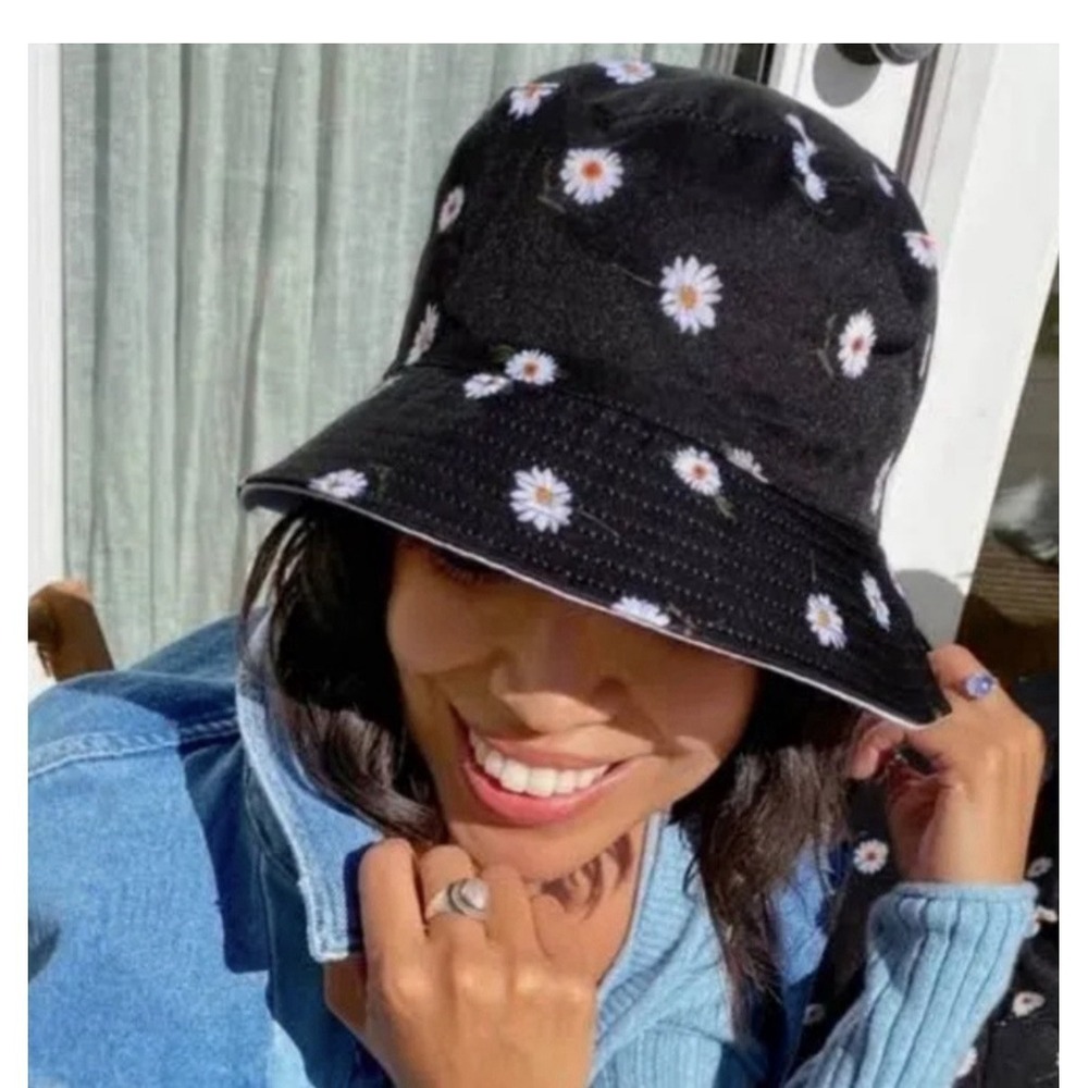 Alice + Olivia Daisy Floral Bucket Hat Black‎ White Reversible OS Casual